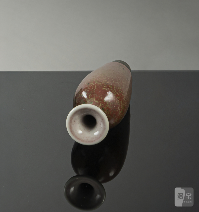 A fine 'Guanyin' porcelain vase with Peachbloom glaze on a wooden stand - 图2